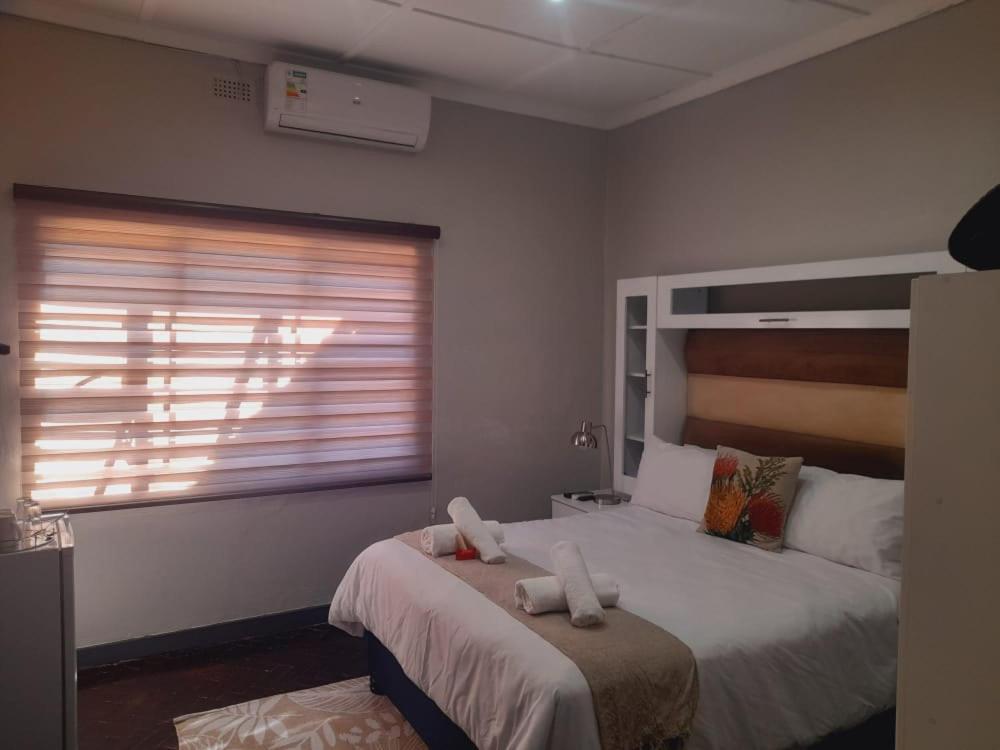 Palm Guesthouse Zeerust Екстер'єр фото